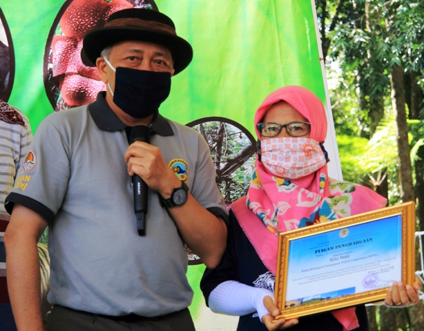 Rita Wati Menerima Penghargaan dari Direktur Jenderal KSDAE KLHK